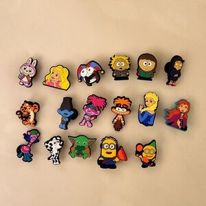 17 croc Jibbitz Disney, Frozen, Barbie, Minions, Joker, Yoda, Trolls, South Park